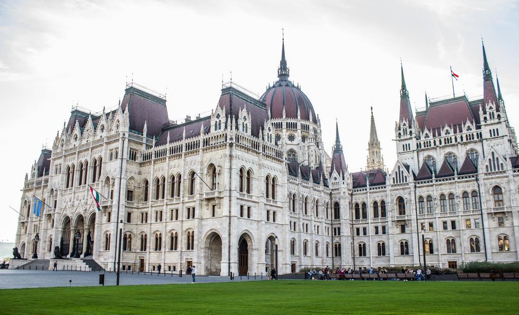 Home At Parliament Budapest Esterno foto